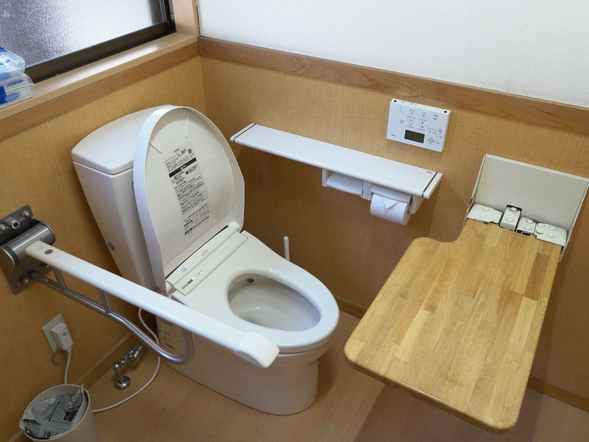 手すり付きのトイレ