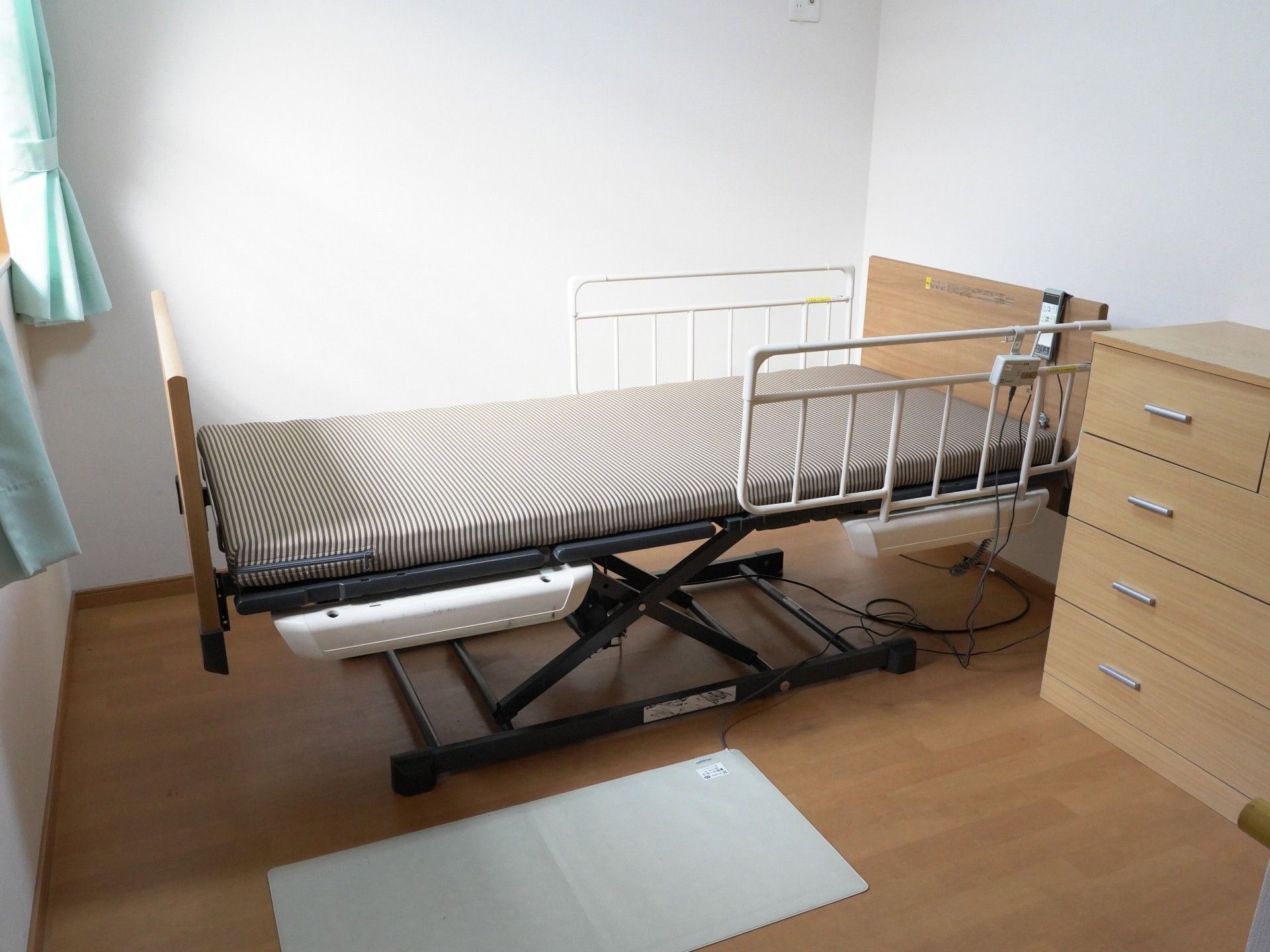 電動ベッドと収納家具