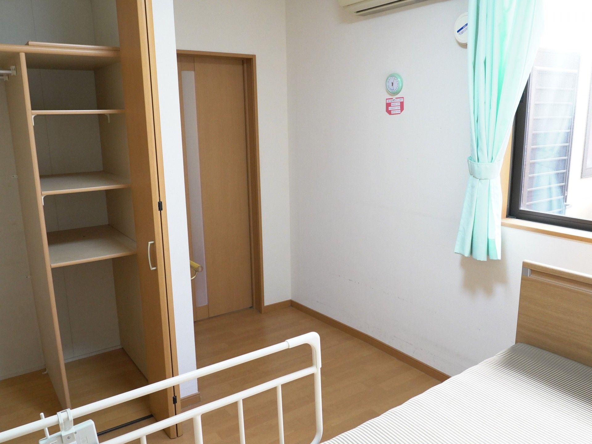 シンプルな個室の一角