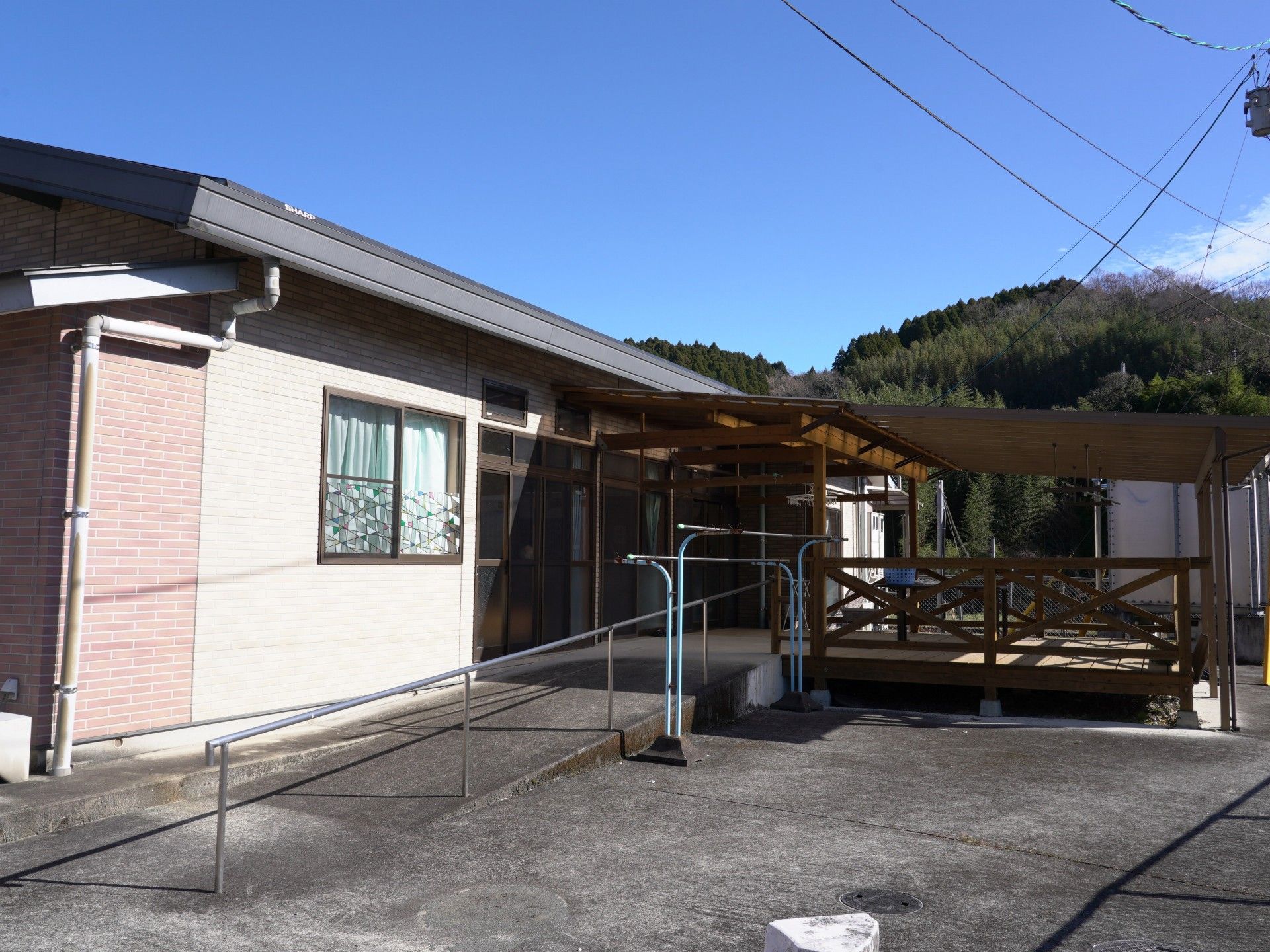 日差しが差し込む建物の外観