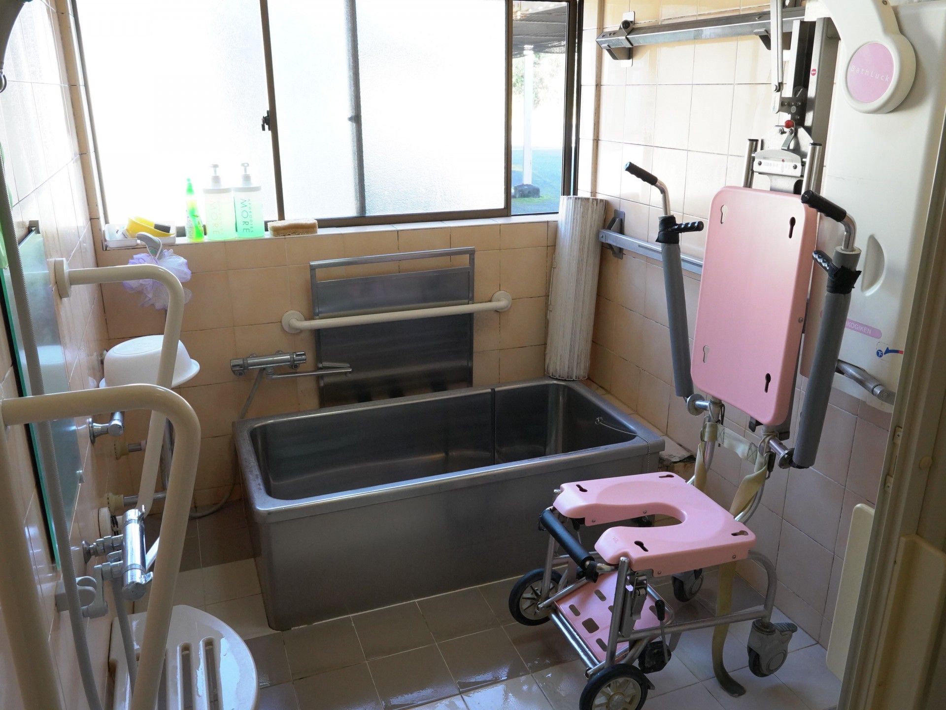 安全な入浴設備の浴室