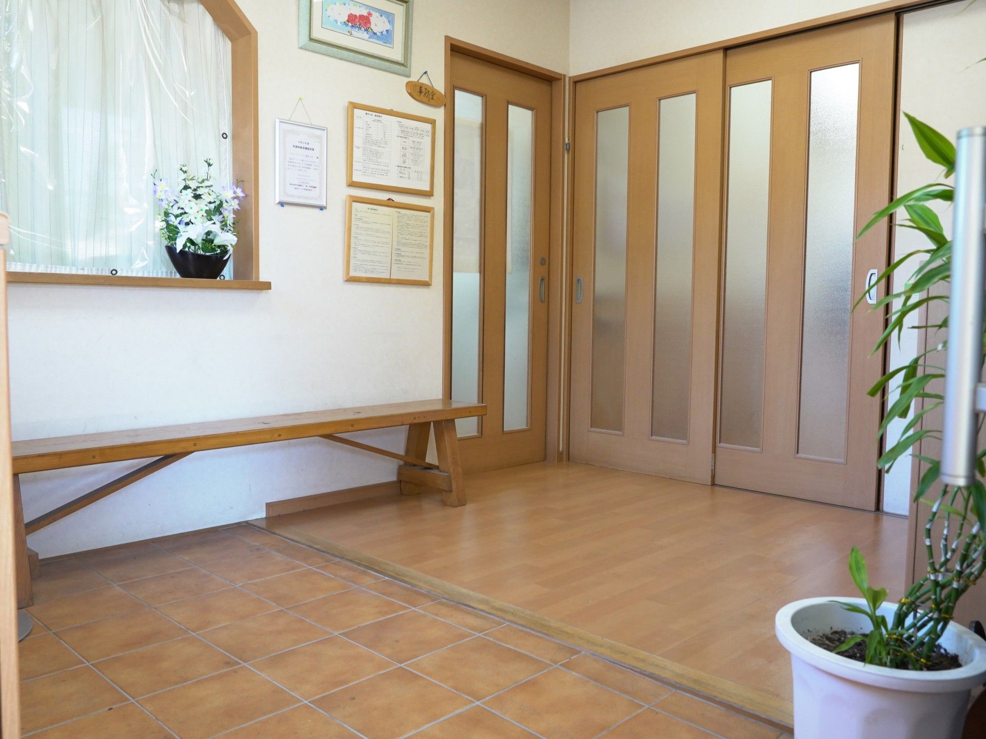 木製の扉とベンチのある空間