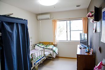 居室の明るく清潔な空間