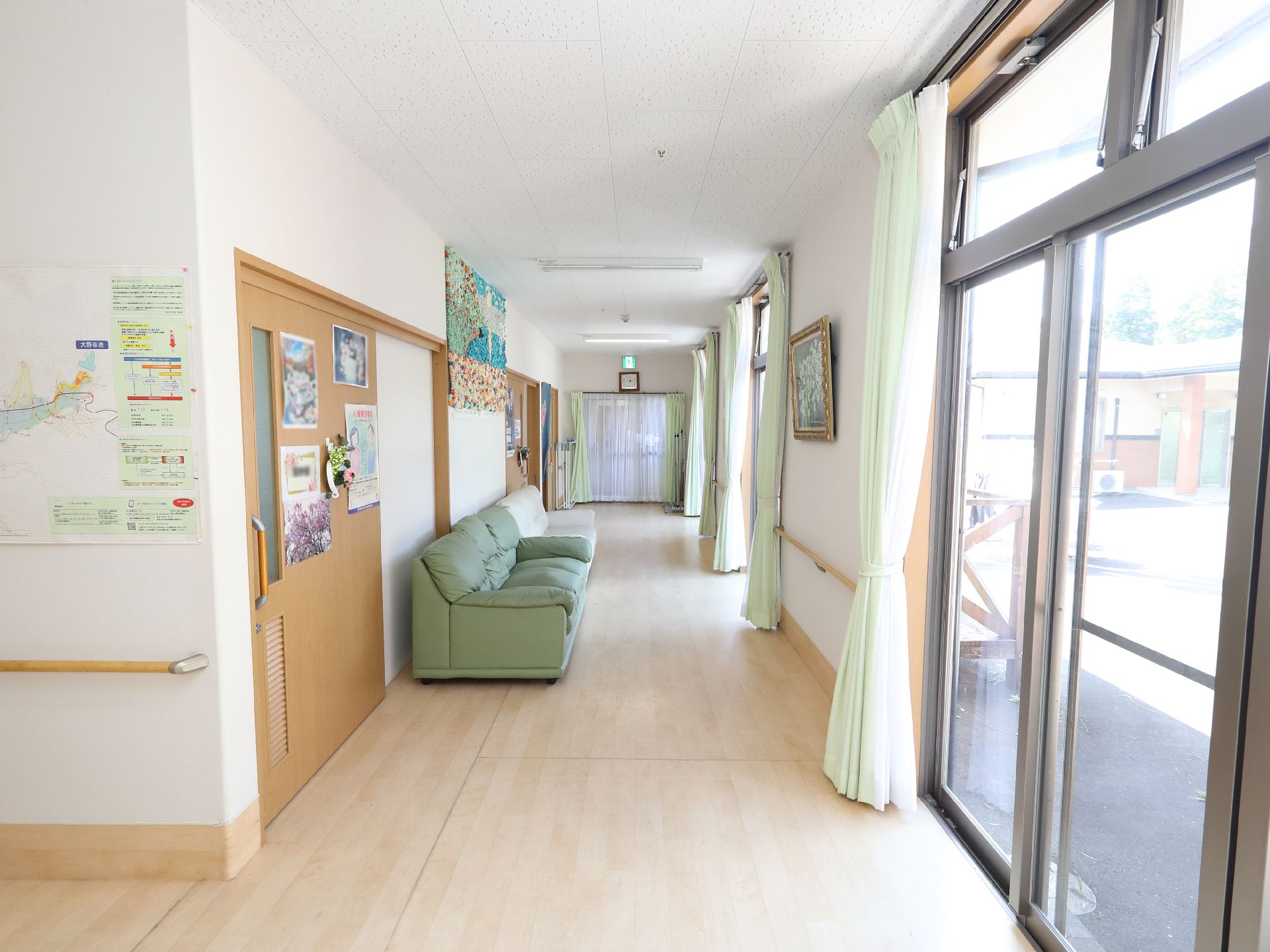 大きな窓が設置された廊下