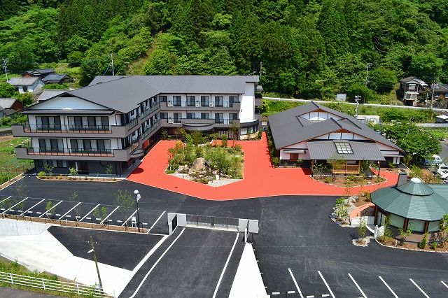 緑に囲まれた建物