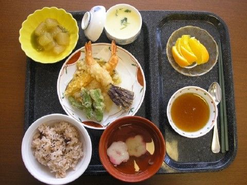 天ぷらの盛り合わせと赤飯と味噌汁のセット