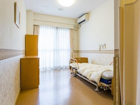 ベッドは水廻りのスペースで隠れて見えない構造なので、ドアからプライベート空間が見えないよう配慮されている。