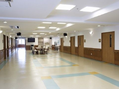 居室から出てすぐに食堂があるので、お食事やアクティビティ時も入居者様が集まりやすく、憩いの場として利用されている。