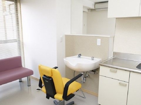 シャンプー台と理容椅子が揃えられている。理容椅子は移動できるため、車椅子に乗った状態で散髪ができるよう配慮されている。