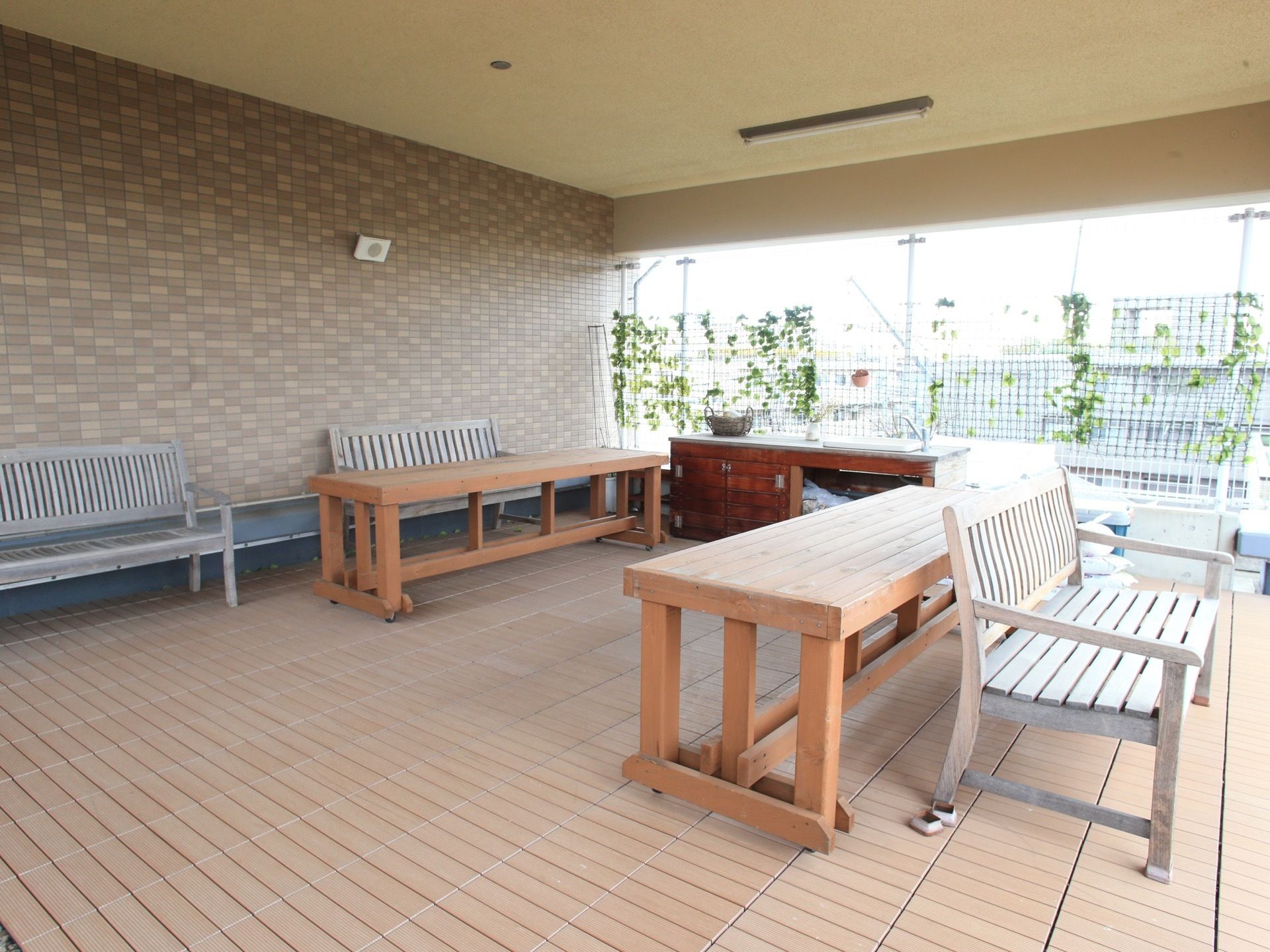 木製ベンチが置かれている屋上庭園がある。座って団らんしたり、散歩したりと外の空気を吸ってリフレッシュができる。