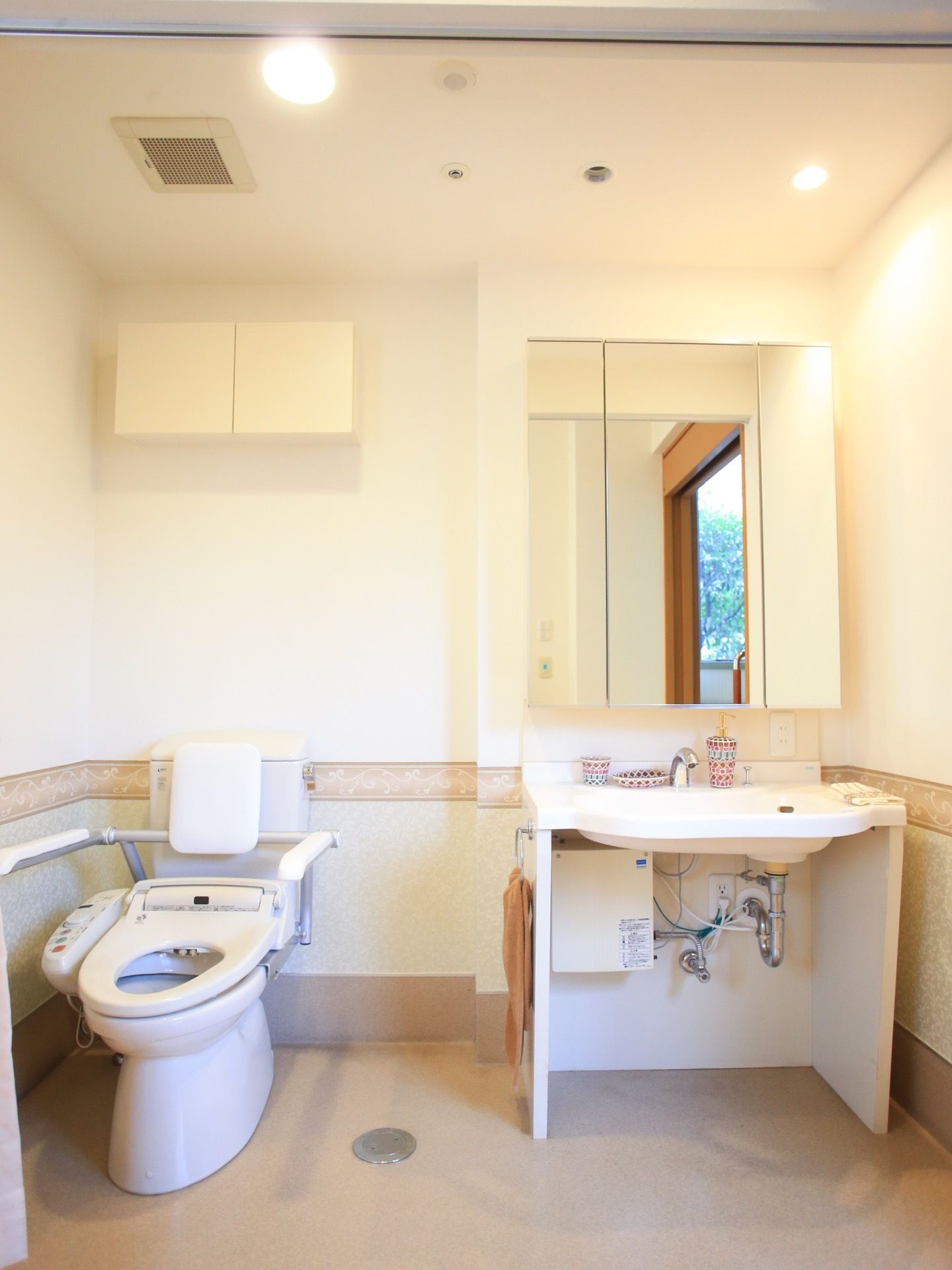 車椅子をご利用の方専用のトイレがある。広いスペースと使いやすい便座、洗面台を採用している。安心して使用することができる。