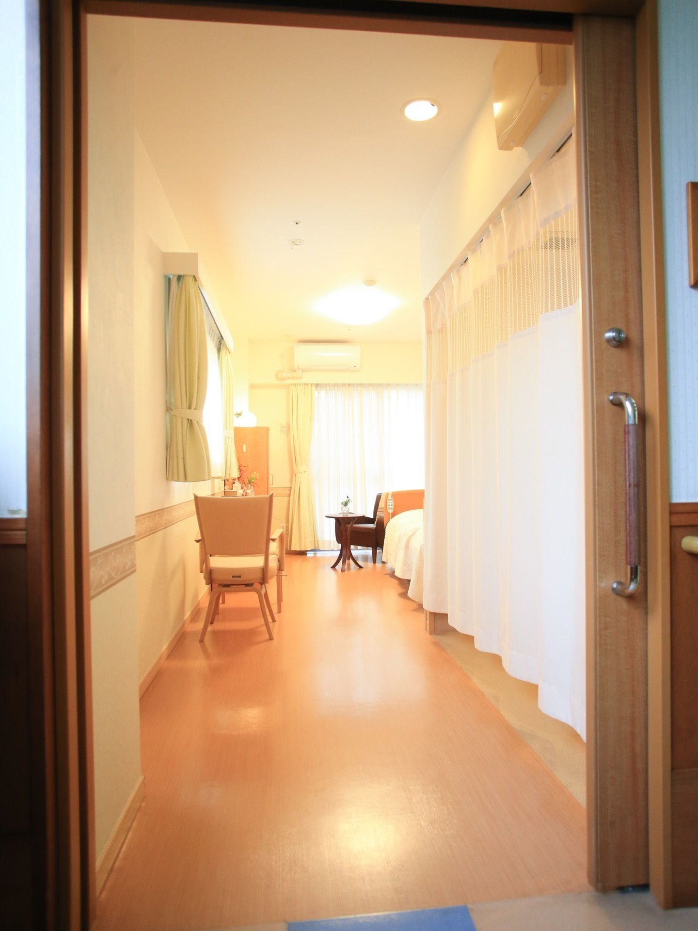 居室ドアは引き戸になっている。開け閉めや出入りをスムーズに行える。完全個室でプライバシーを保護して生活することができる。
