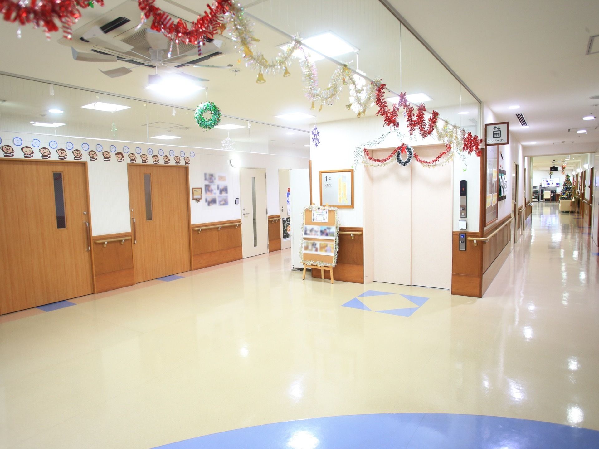 廊下にはさまざまな飾りが施されている華やかな空間となっている。広いスペースを確保しており、車椅子をご利用の方もスムーズに通行できる。