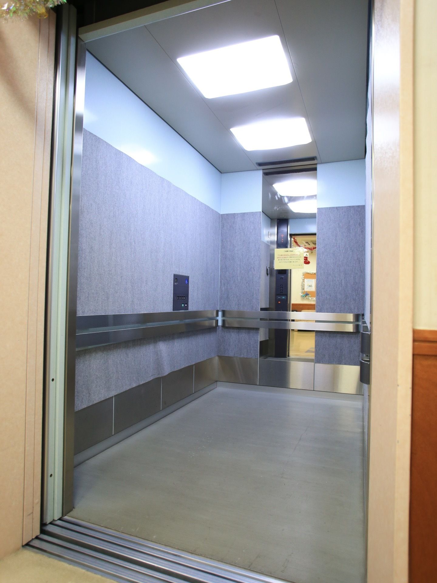 施設は３階建てでエレベーターが完備されている。中には手すり、鏡が取り付けられていて安全に使用することができる。
