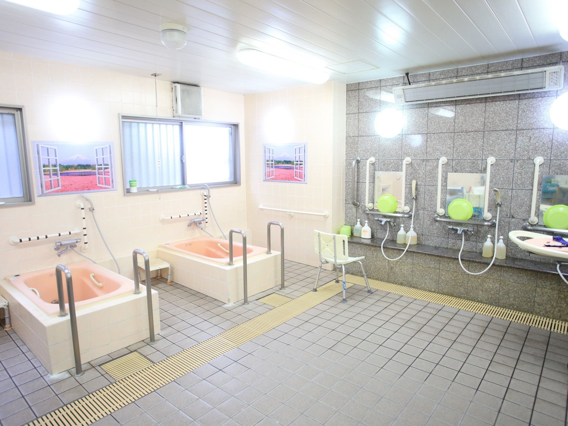 共同浴室は入居者様が集まって入浴できる。洗い場は共有で、浴槽は個浴槽になっている。広く開放感ある空間で、リフレッシュできる。