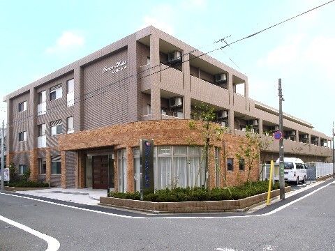 3階建ての茶色い建物