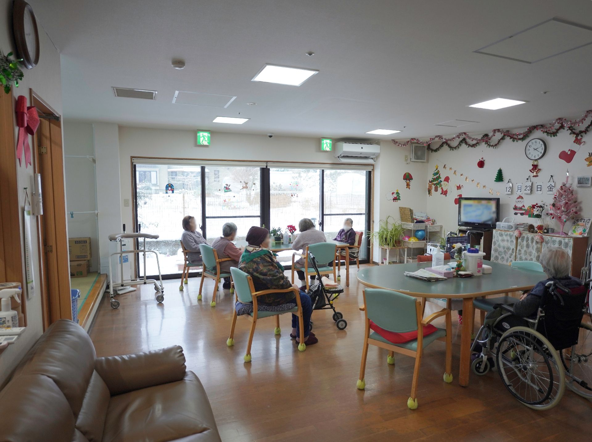 テレビを設置した食堂