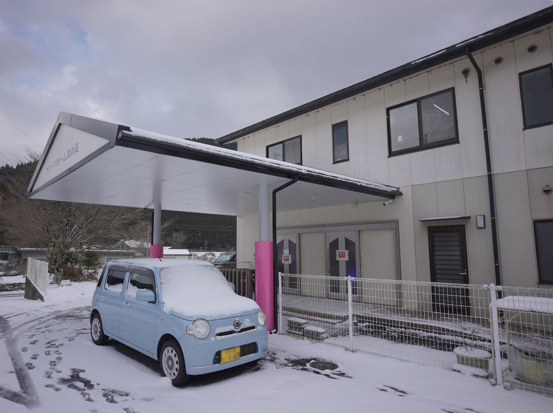 駐車スペースを設けた施設外観