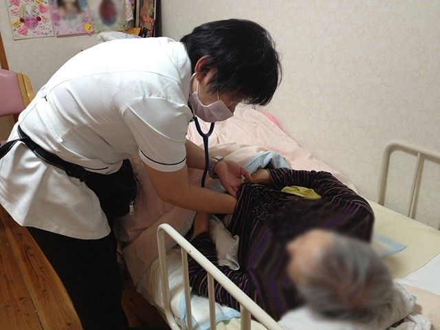 看護師がケアを行う部屋