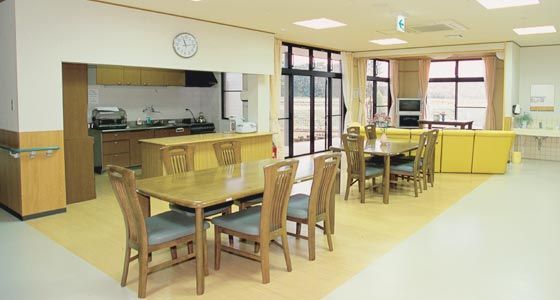 広い食事と交流の場