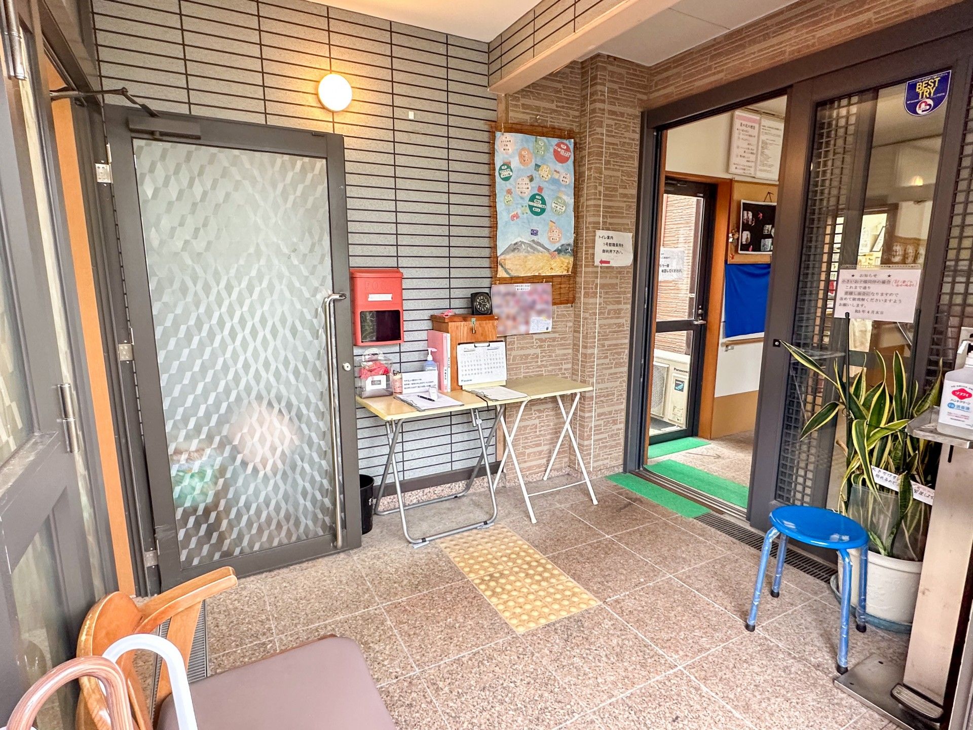 入口付近の明るい空間
