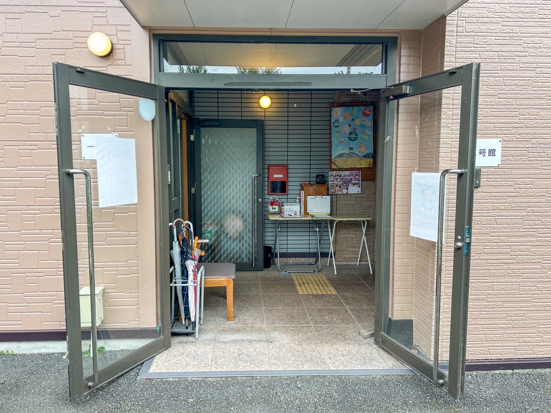 入口と傘立てのある玄関