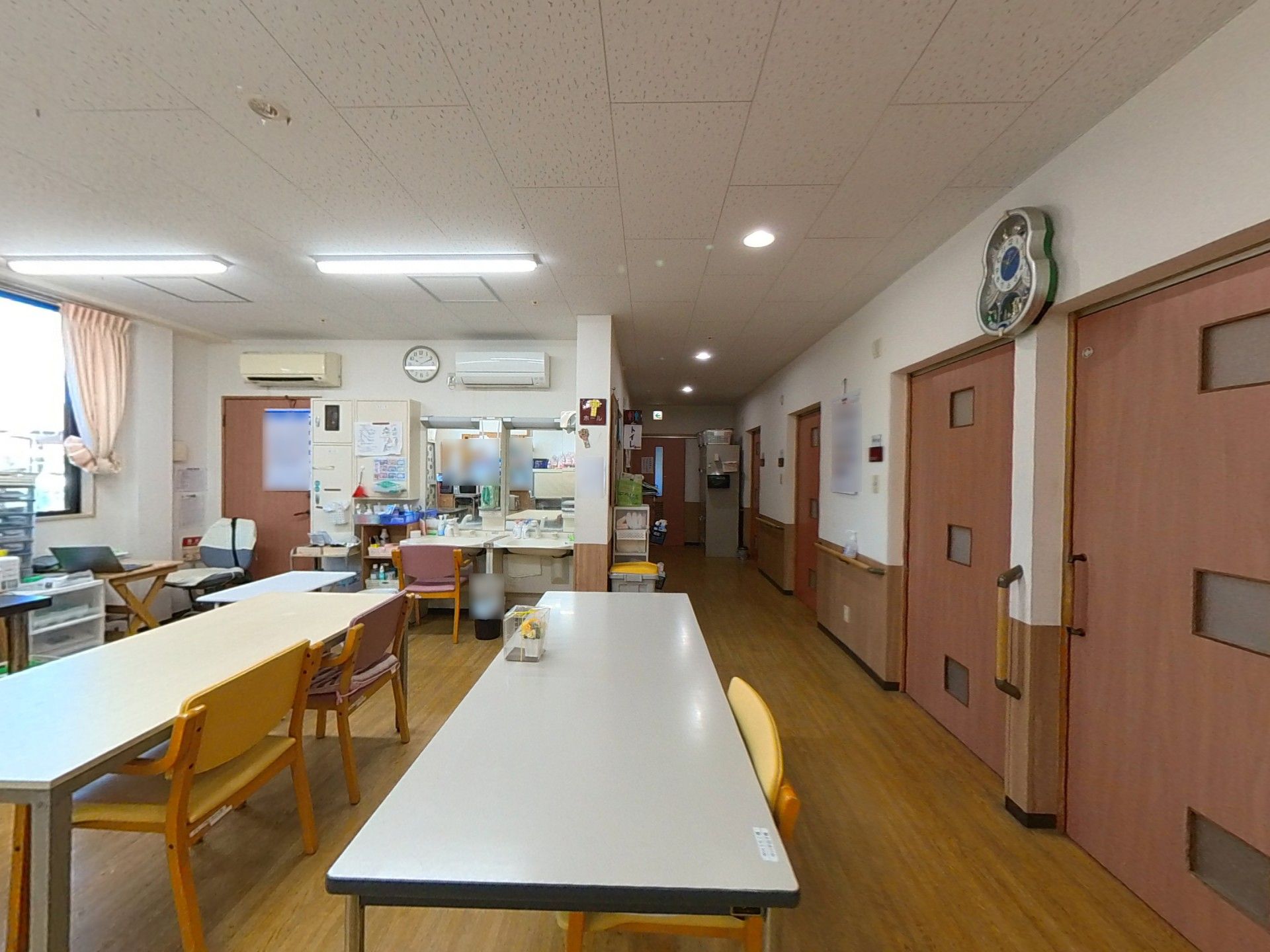 施設内でくつろぐご入居者様と医師