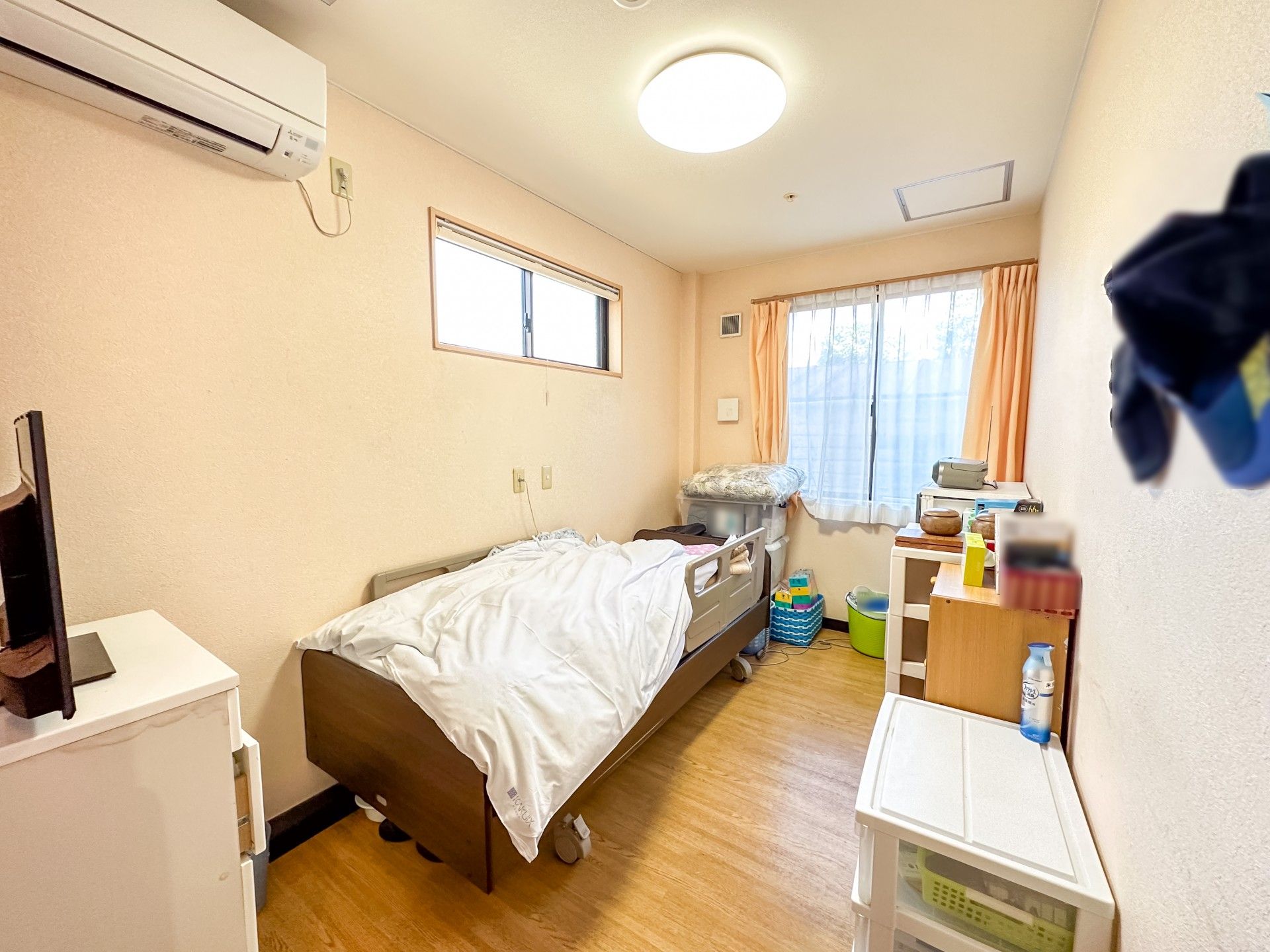 ベッドで横になるご入居者様を介護するスタッフ