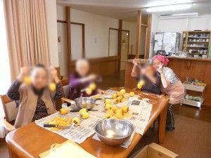みかんを楽しむテーブル