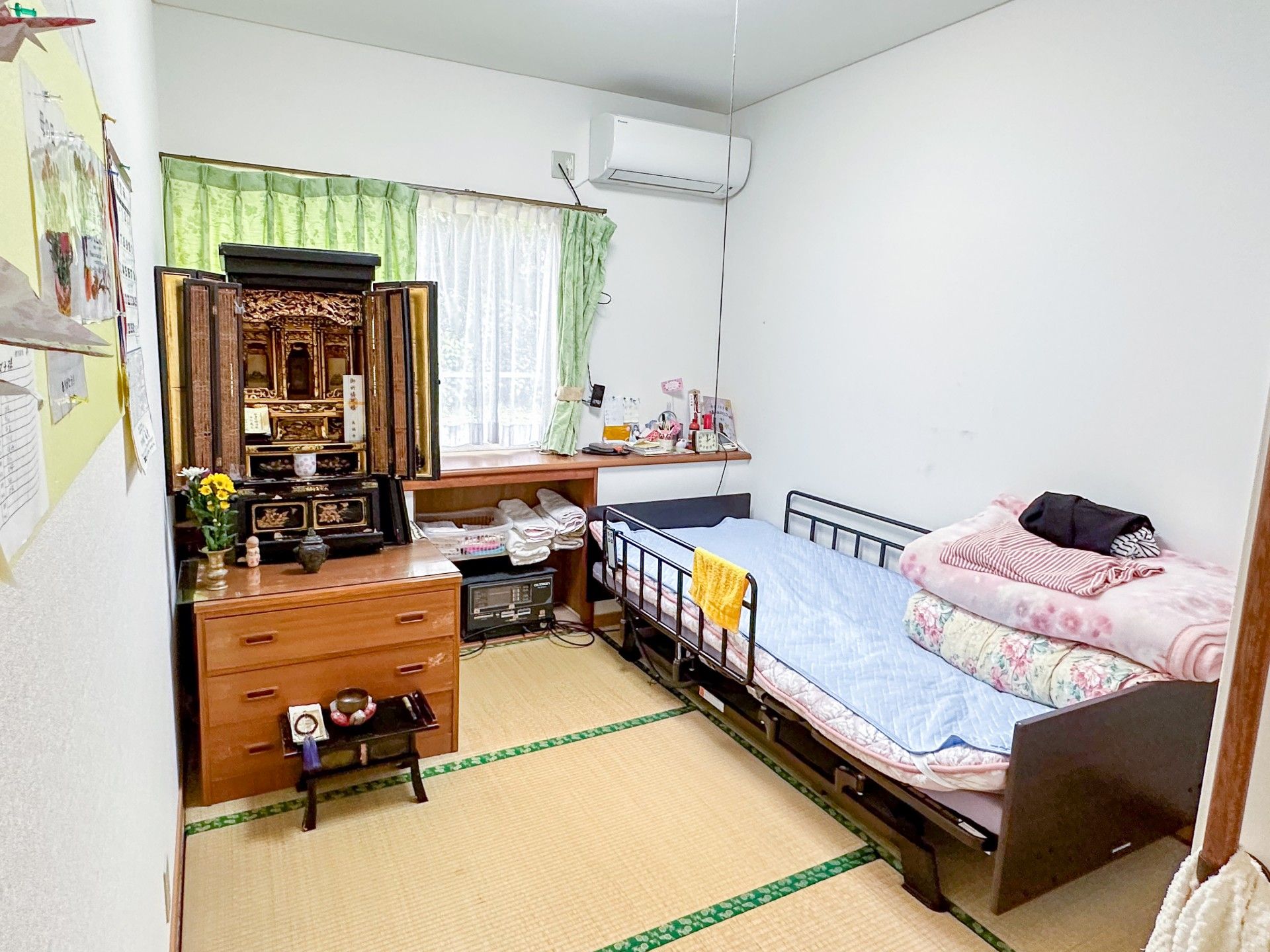 居室内の家具とベッド