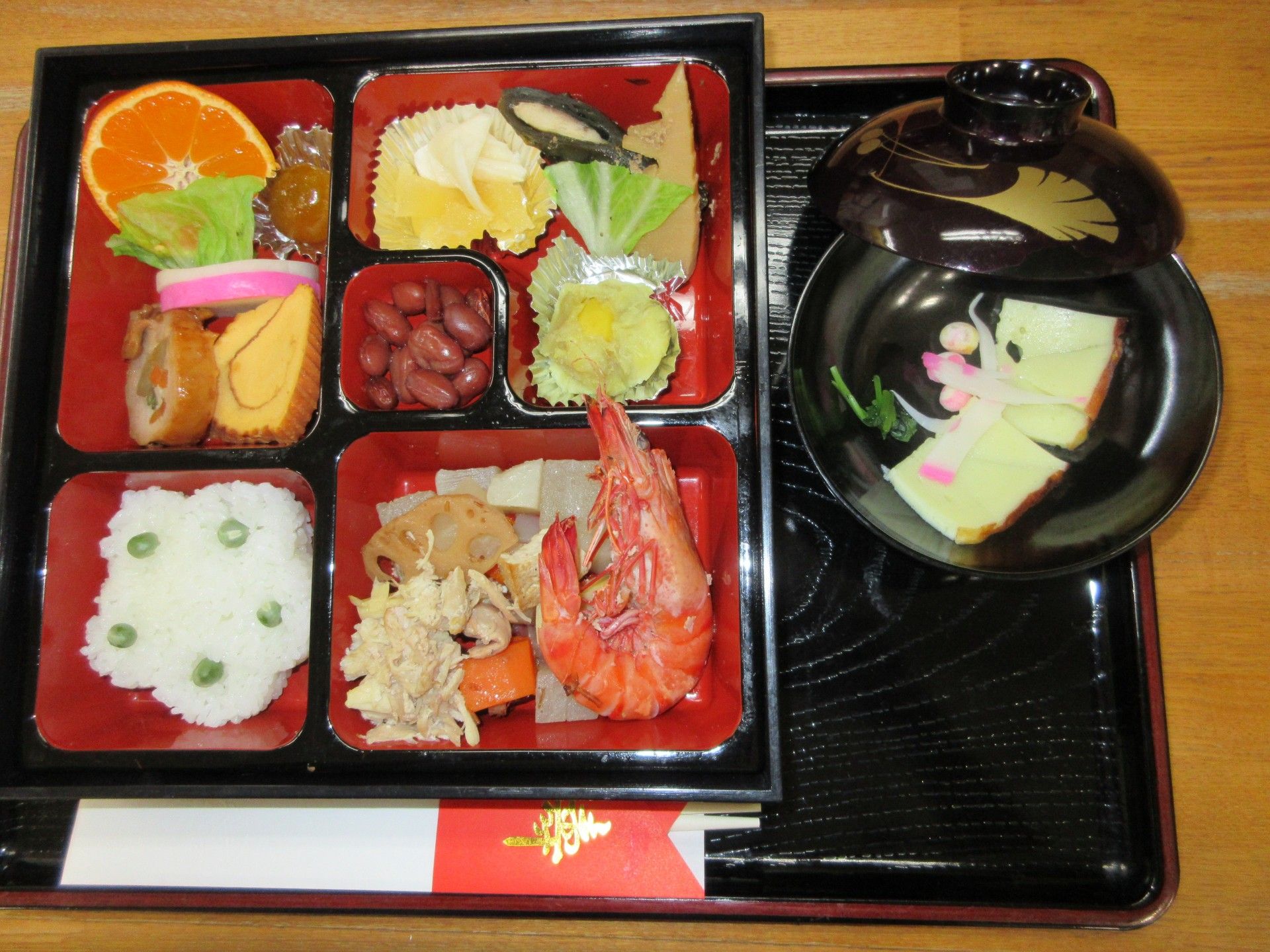 色鮮やかなお食事風景