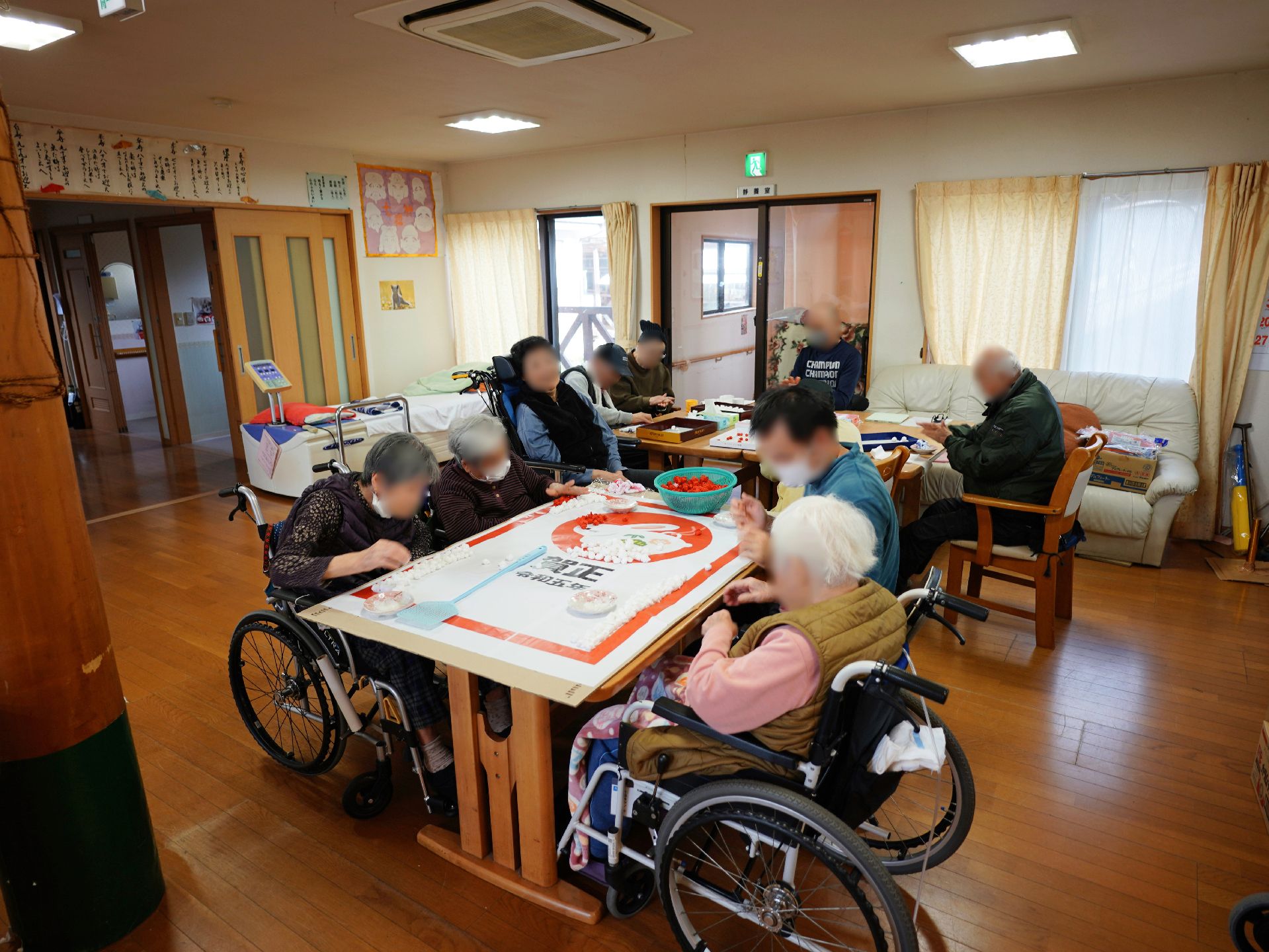 清潔で日差しの差し込む共有スペース