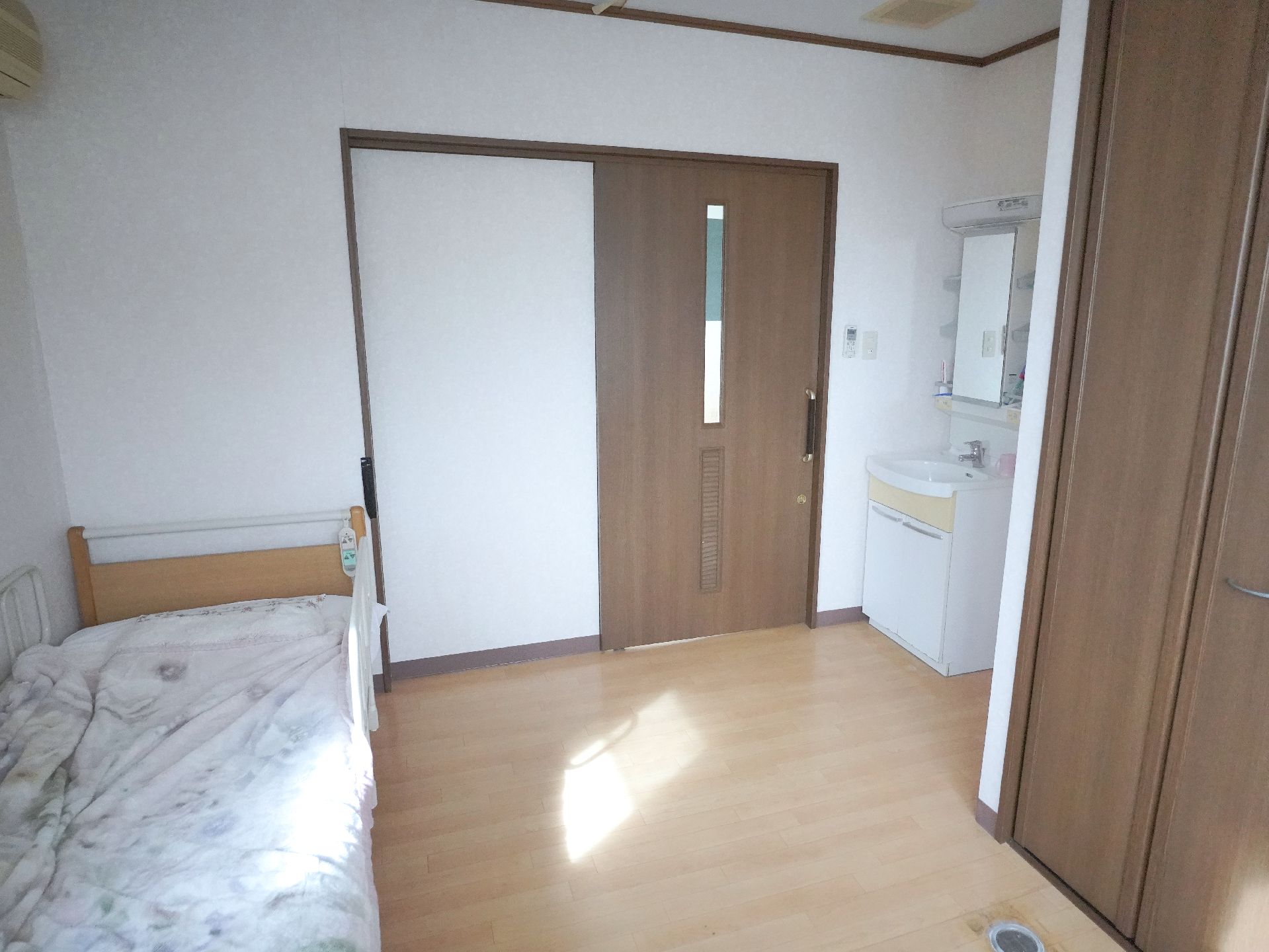 広く、さまざまな家具を置くことができる居室
