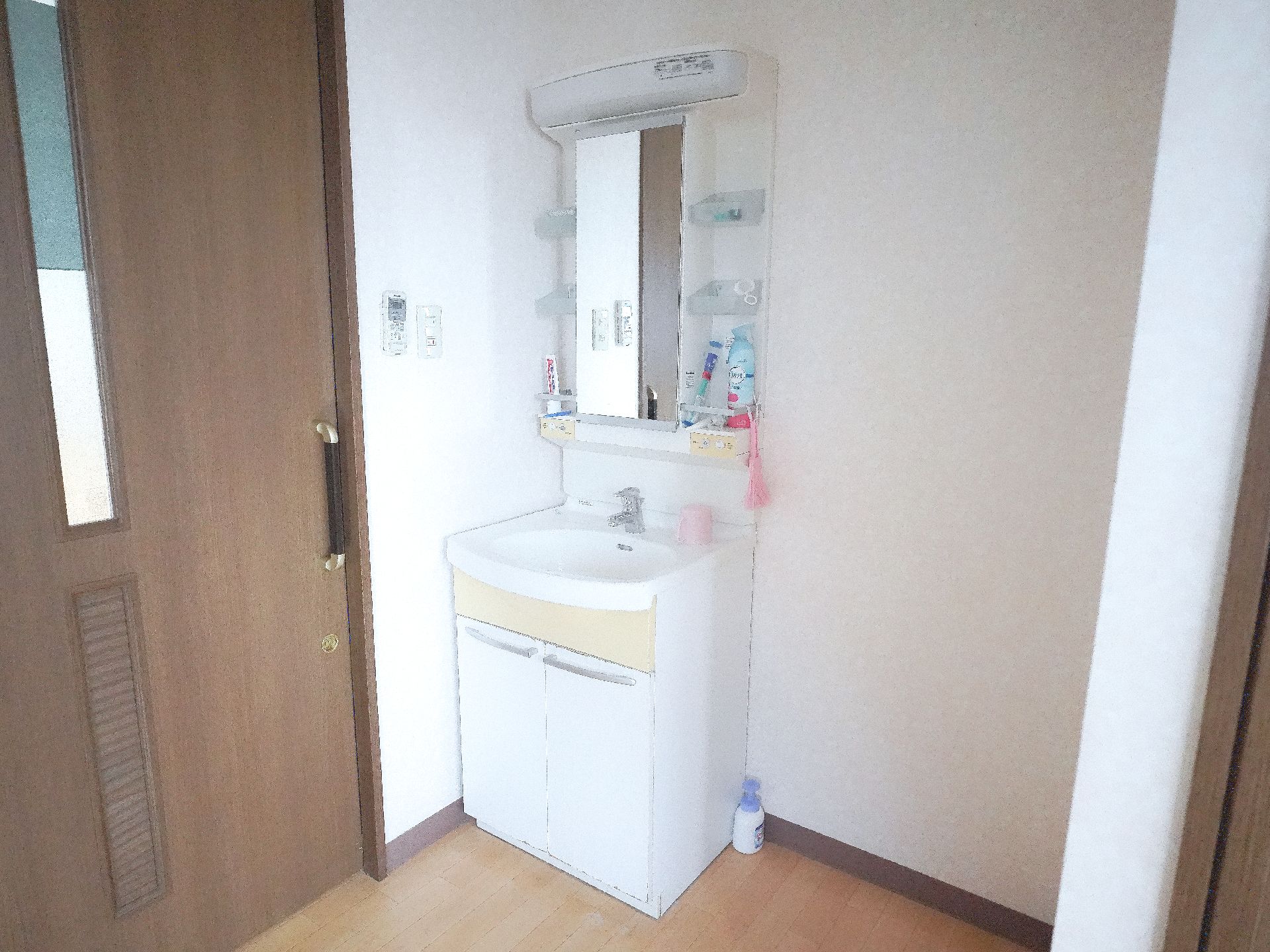 車椅子や杖の方でも利用しやすい椅子がある洗面台