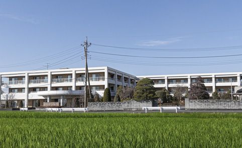 広々とした施設外観