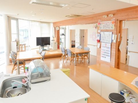 食器乾燥機がセットされたキッチンが手前に、奥にはダイニングテーブルやテレビが置かれた畳スペースがある。