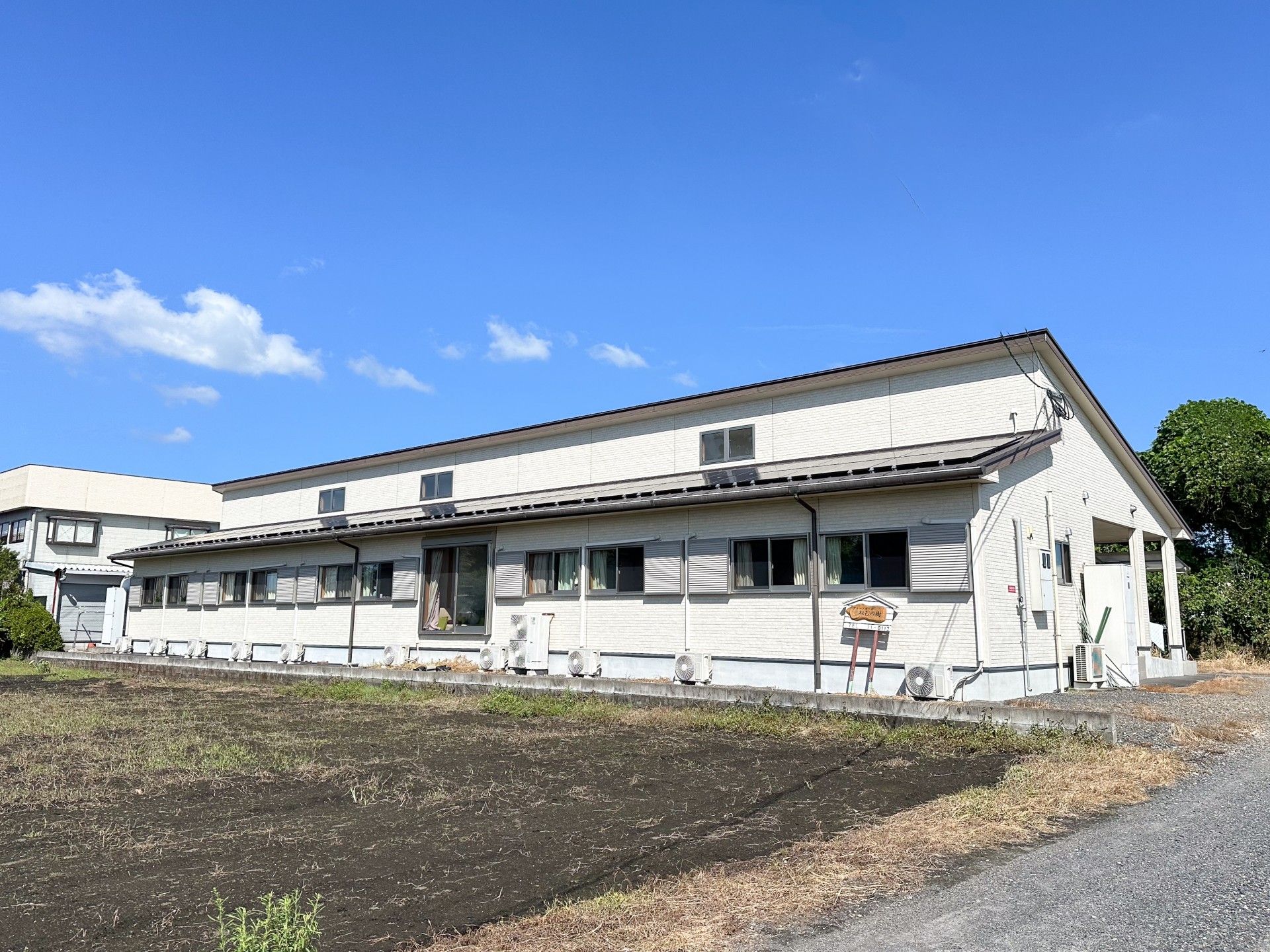 広々とした快適な施設外観