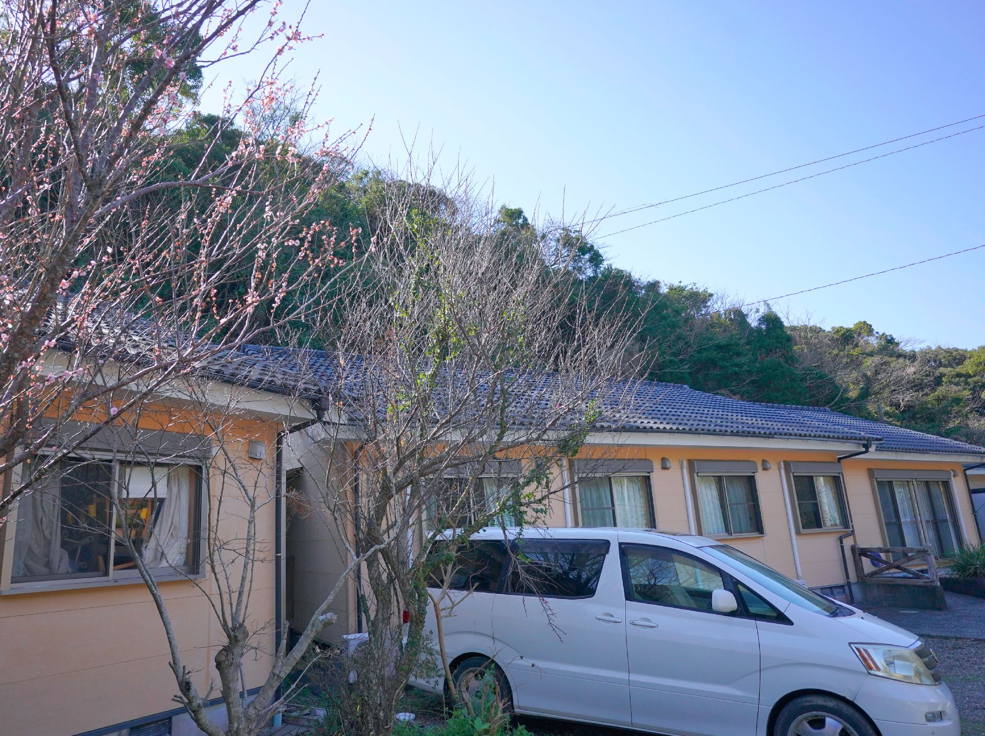 車椅子の人でも楽に移動できるように段差を排除した介護施設の外観