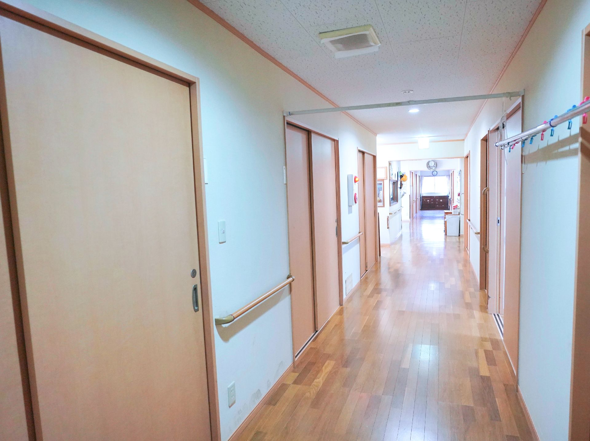 手すりが取り付けられ、段差ができる限り解消されている廊下
