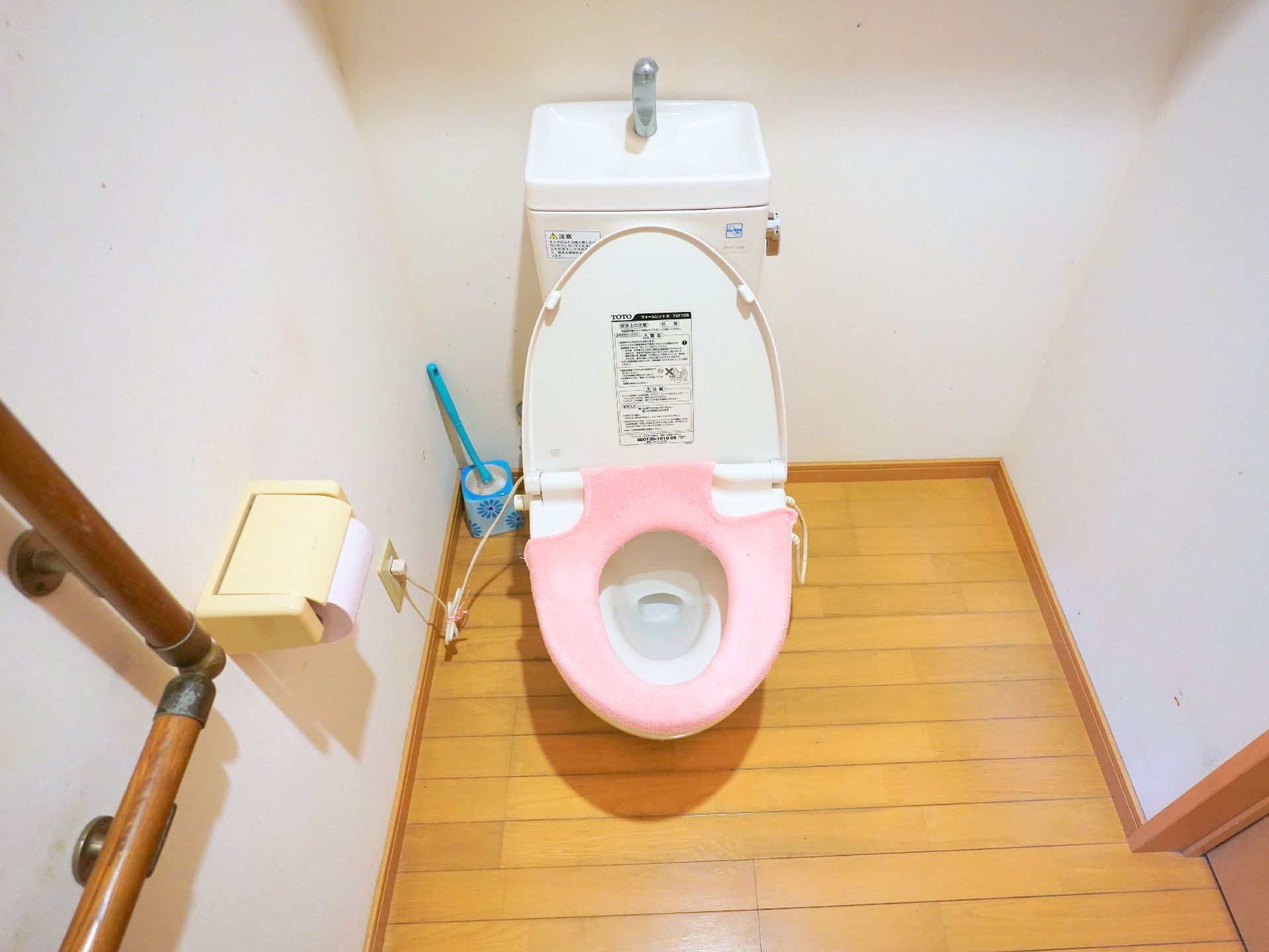 生け花のレクリエーションを楽しむ高齢男性と指導をする女性スタッフ