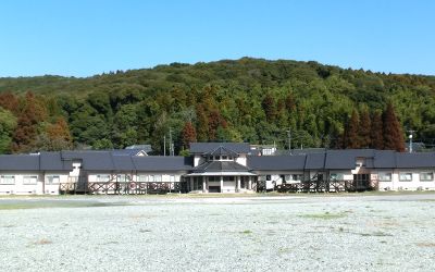 緑に囲まれた建物