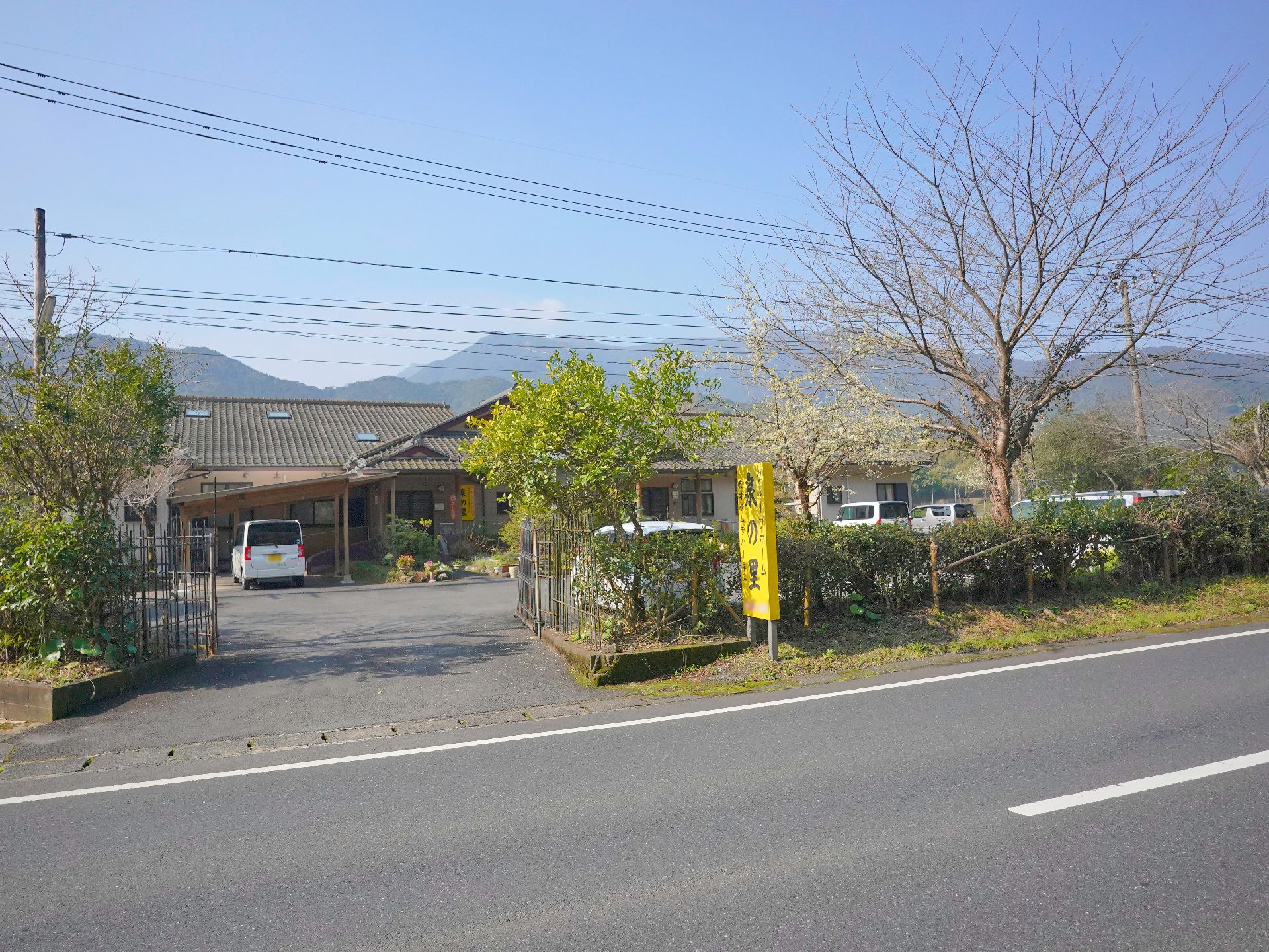 段差が排除された、車椅子の方でも楽に入館できる施設の外観