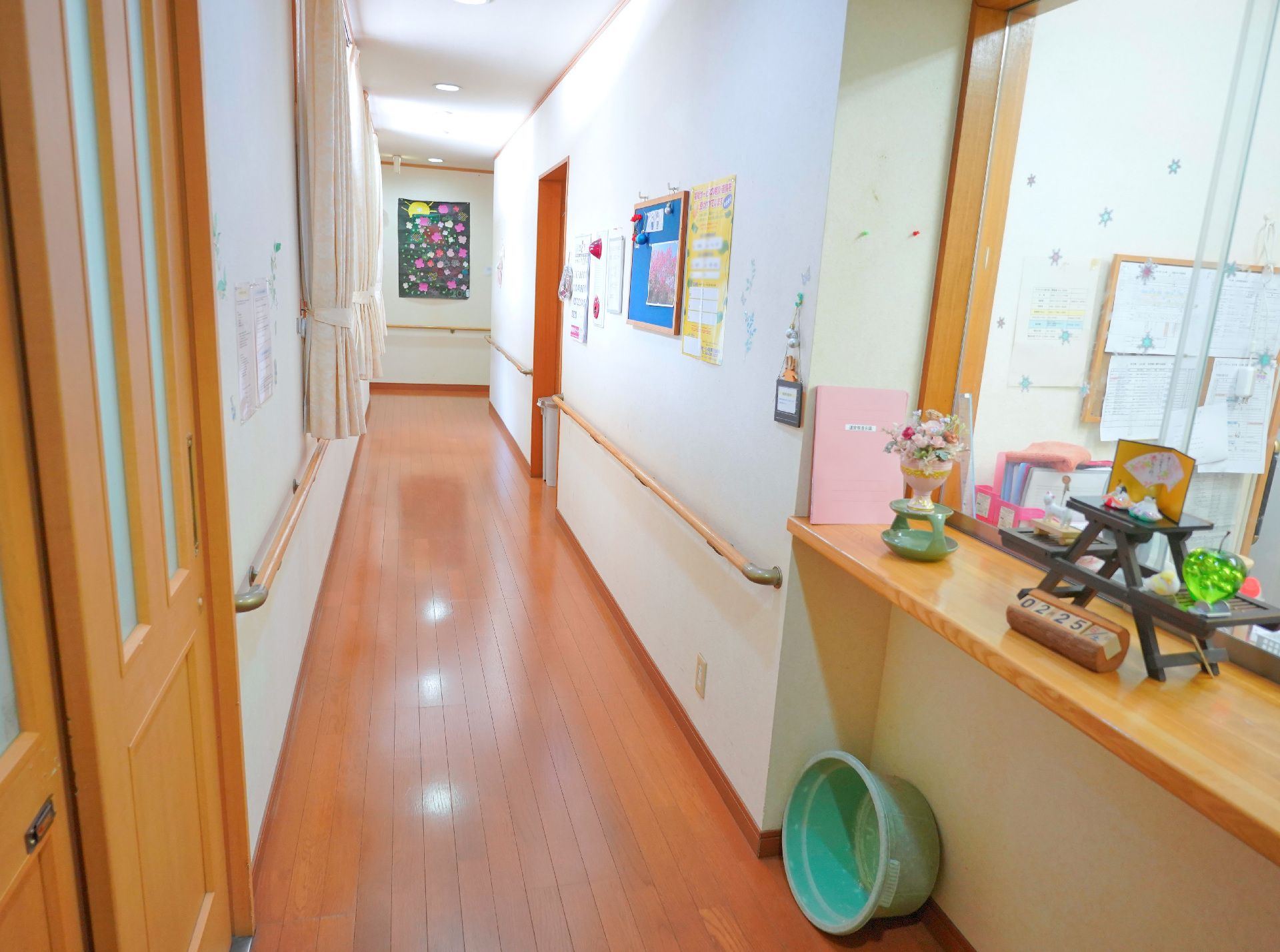来館者や入居者への対応を行っている受付