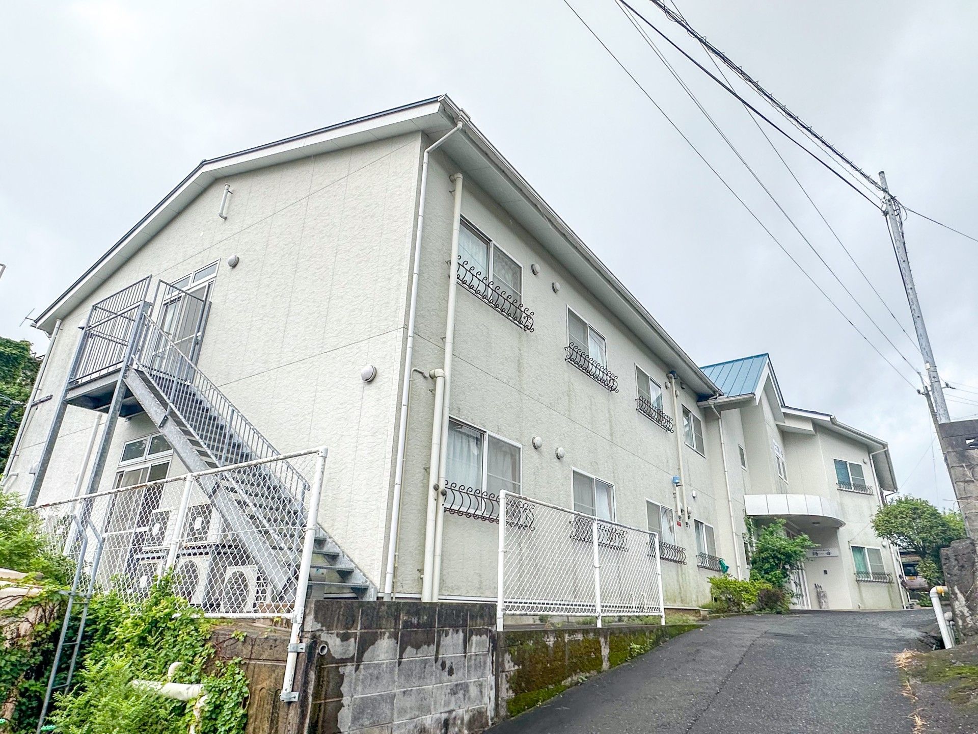 白い建物の外観