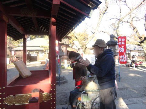 「介護付有料老人ホーム としおの里」初詣の様子。今年1年の始まりは、神社への参拝から。健康で幸せな生活がいつまでも続きますように！