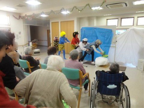 「介護付有料老人ホーム としおの里」季節行事。節分の豆撒きをしている様子です。豆を撒いて、鬼を追い出し、福を呼び込みましょう！