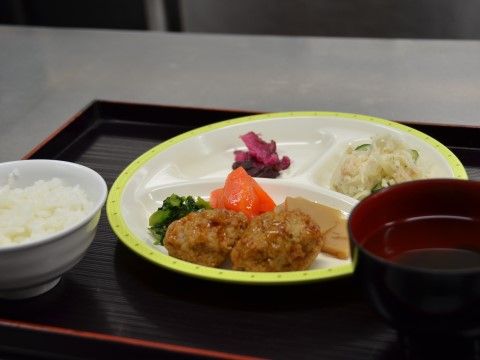 「介護付有料老人ホーム としおの里」お食事。栄養バランス抜群のお食事に舌鼓をお鳴らし下さい。