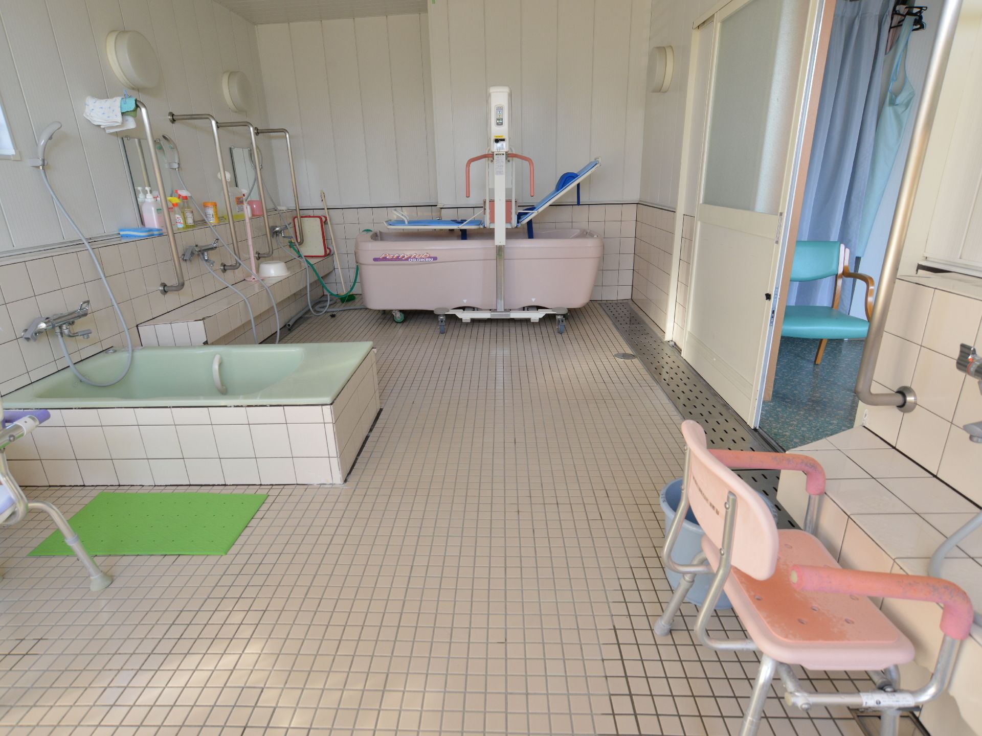 広い浴室の中には、補助椅子の置かれた洗い場がたくさんある。お風呂は、少し広めの浴槽と寝たままでも入ることのできる浴槽両方が完備されている。