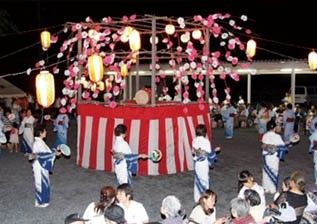 盆踊りを楽しむ人々の様子
