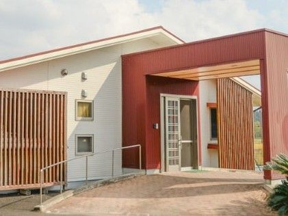 木目調の建物外観